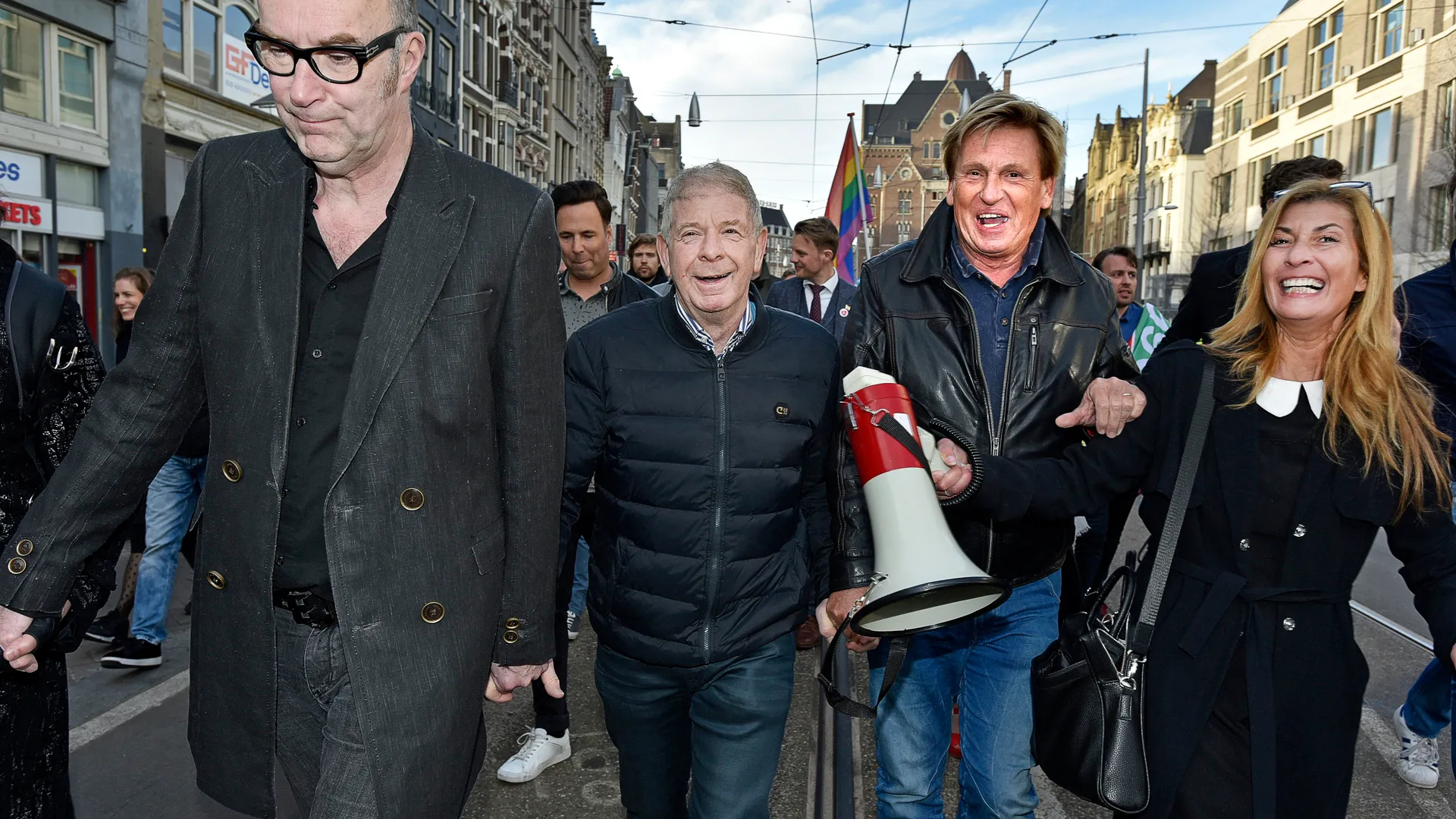 Wie aan onze homo’s komt, komt aan ons